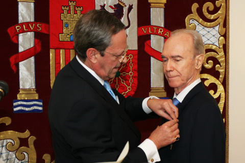 Sanso receiving Cross Of Isabela medal